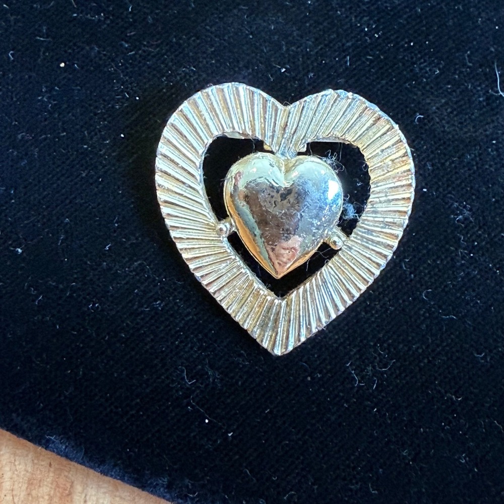 Gerrys Vintage Gold Tone Double Heart Brooch Pin Textured Sunburst Design
